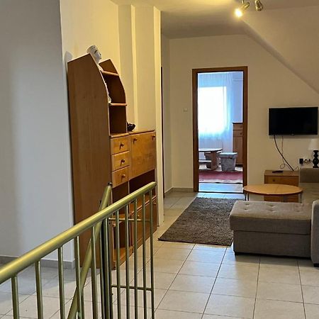 Boezsi Apartman Sárvár Buitenkant foto