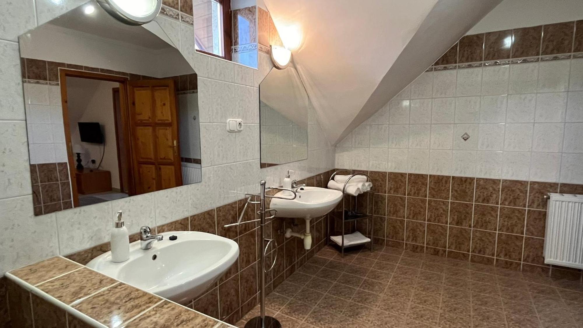 Boezsi Apartman Sárvár Buitenkant foto