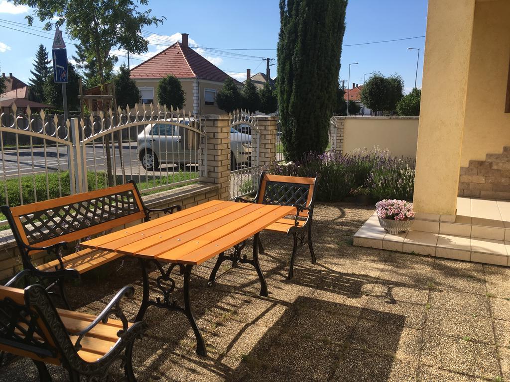 Boezsi Apartman Sárvár Buitenkant foto
